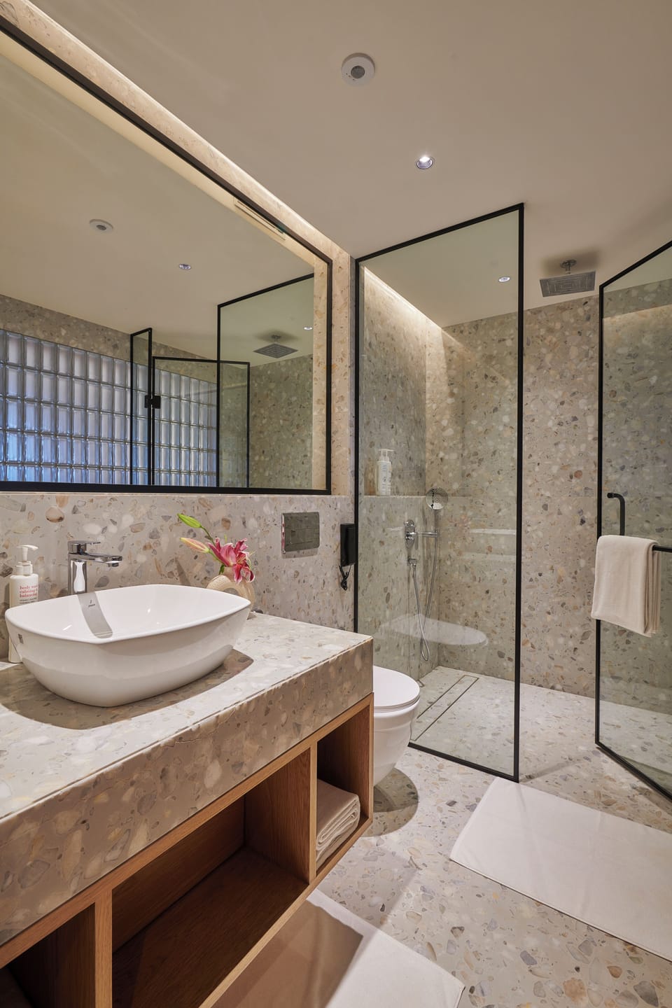 Cliff View | Bathroom | Shower, free toiletries, hair dryer, towels