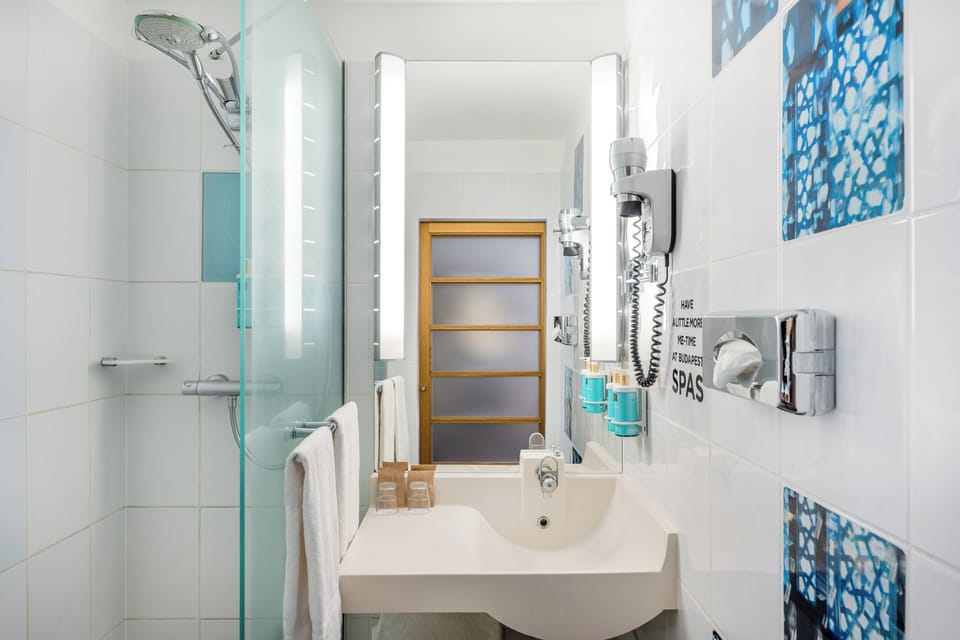 Executive Room, 1 Double Bed | Bathroom | Eco-friendly toiletries, hair dryer, towels, soap