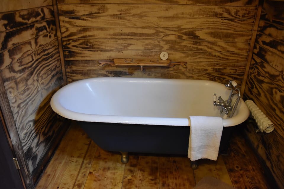 Deep soaking bathtub
