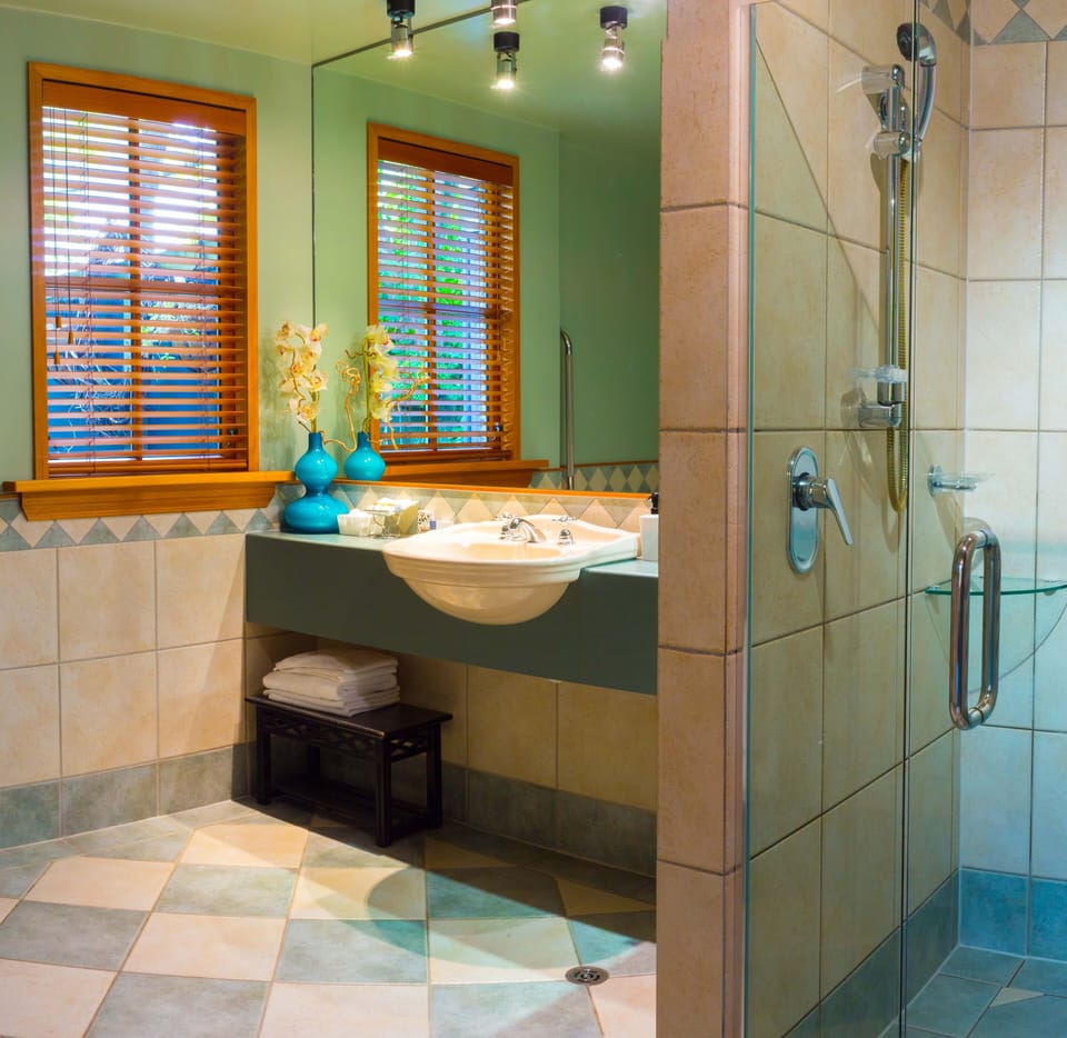 Premier Double Room (Taste NZ Package) | Bathroom | Free toiletries, hair dryer, bathrobes, towels