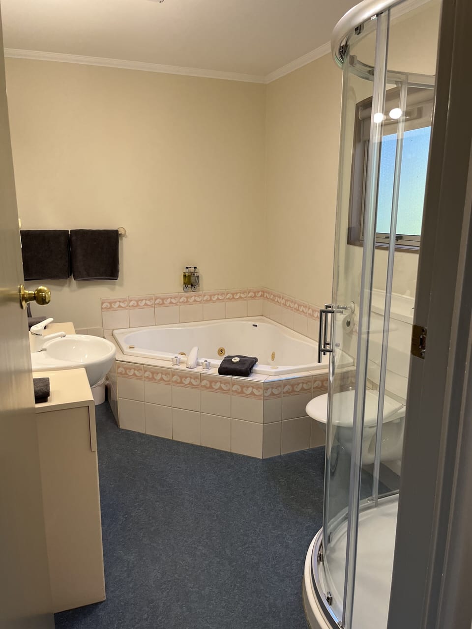 2 Bedroom Apartment with Kitchen & Spa Bath | Bathroom | Separate tub and shower, deep soaking tub, free toiletries, hair dryer