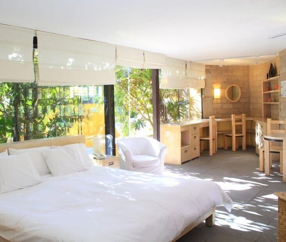 Deluxe Suite | In-room safe, WiFi (free), bed sheets