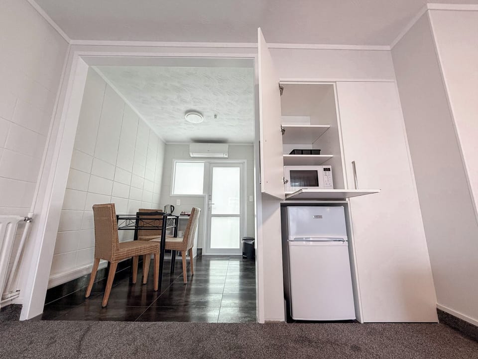 Accessible Deluxe Studio | Desk, iron/ironing board, cribs/infant beds, free WiFi