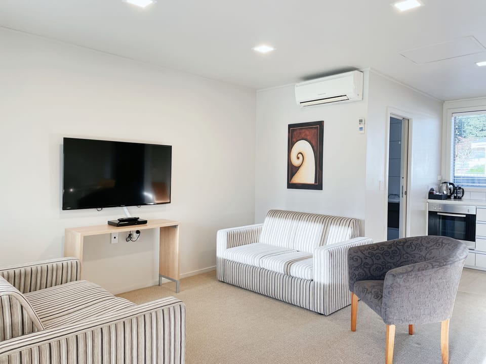 Apartment, 2 Bedrooms | Living area | 42-inch flat-screen TV with satellite channels, TV, Netflix