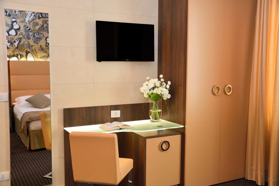 Premium bedding, down comforters, minibar, in-room safe