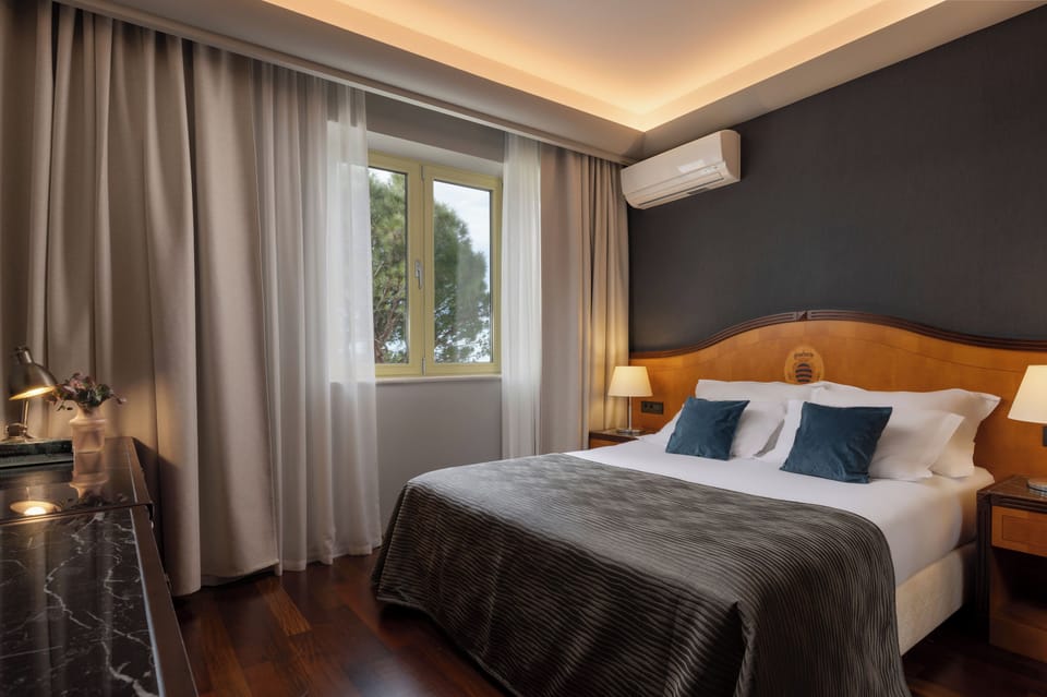 Executive Suite, Terrace, Sea View | Hypo-allergenic bedding available, minibar, in-room safe, desk