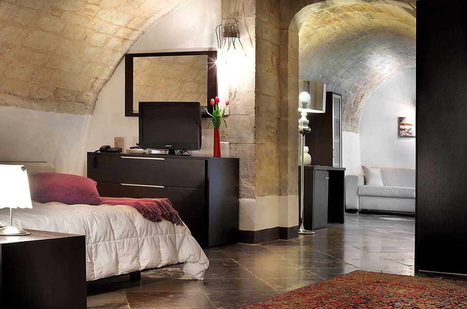 Suite | Minibar, in-room safe, individually furnished, iron/ironing board