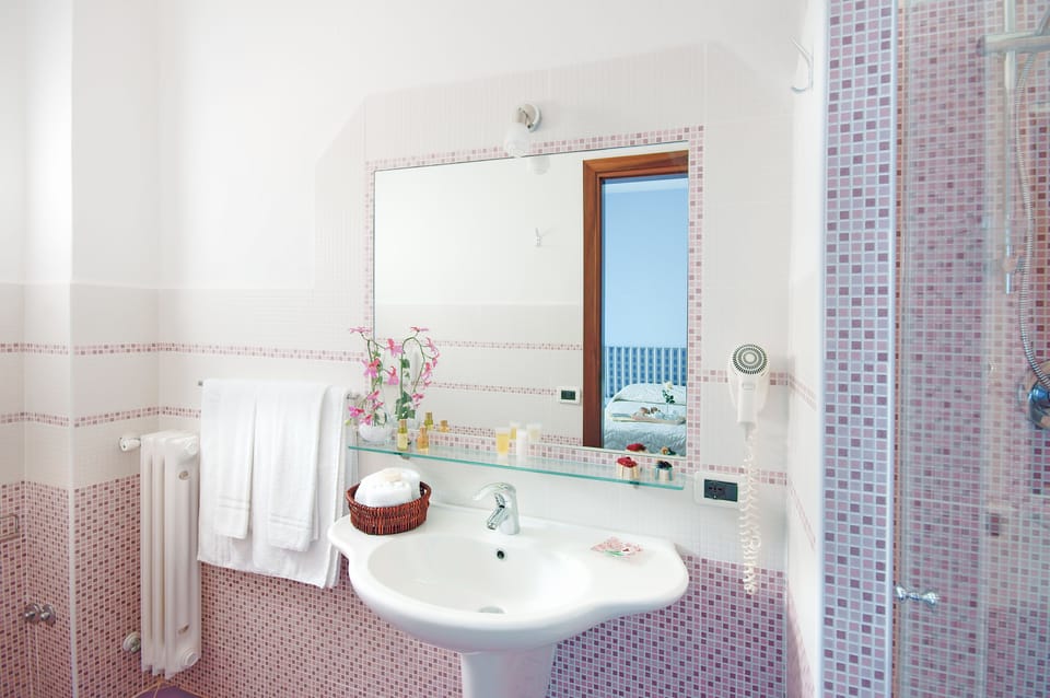 Shower, rainfall showerhead, free toiletries, hair dryer