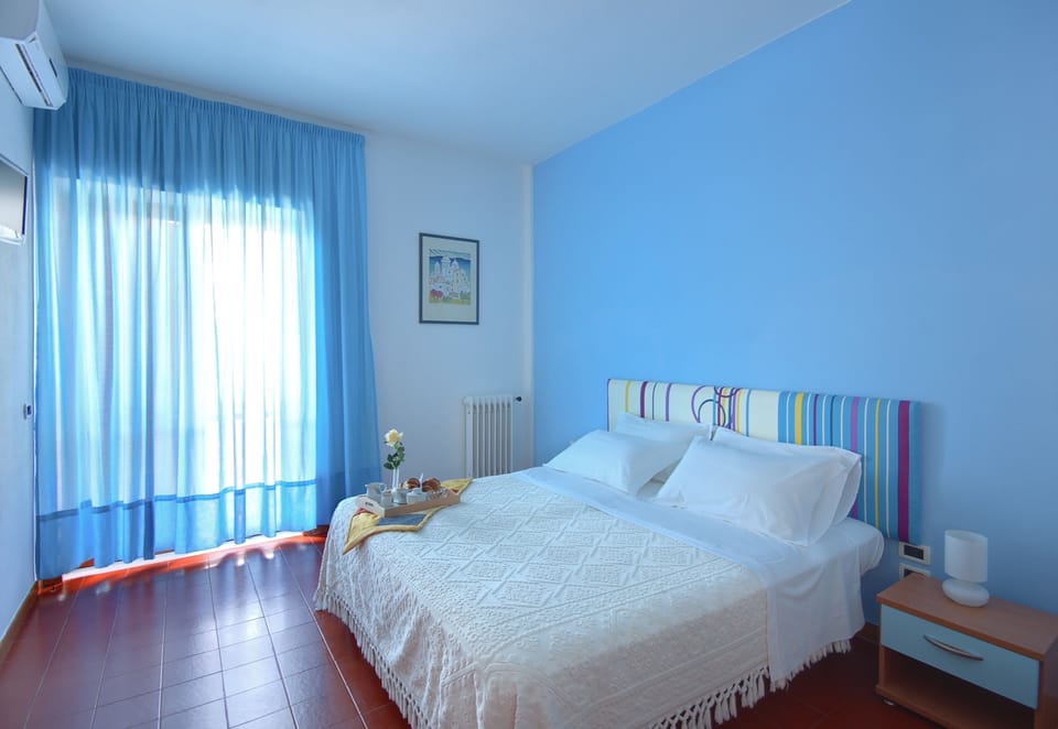 In-room safe, desk, WiFi (free), bed sheets