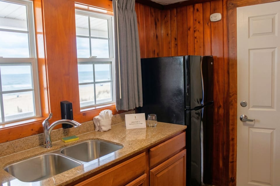 Signature Cottage, 2 Double Beds, Kitchenette | Private kitchen | Fridge, microwave, oven, coffee/tea maker