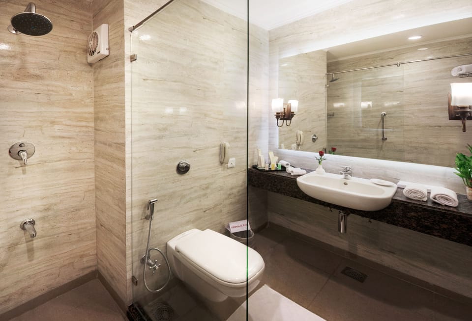 Royal Room Twin Bed  | Bathroom | Shower, rainfall showerhead, free toiletries, hair dryer