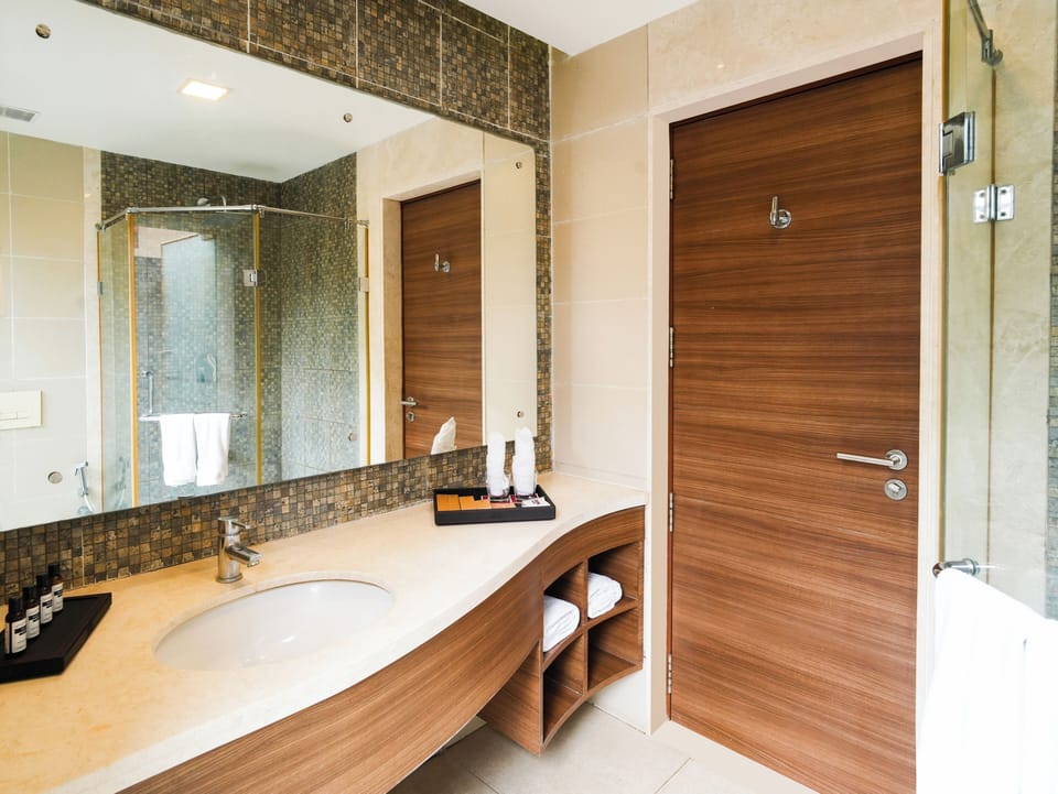 Honeymoon Suite - Open Sky Shower | Bathroom | Free toiletries, hair dryer, slippers, towels