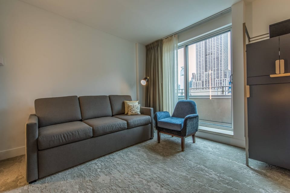 Room, 1 King Bed (View) | Hypo-allergenic bedding, in-room safe, desk, laptop workspace