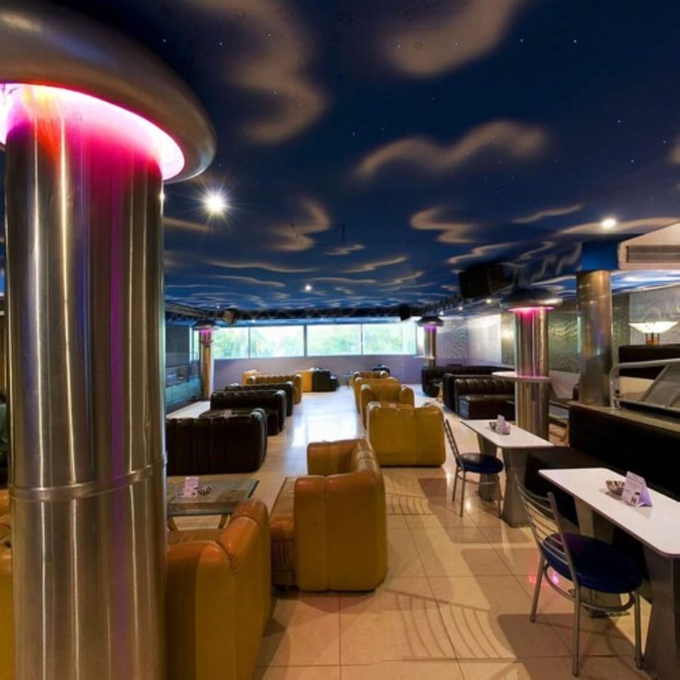 2 bars/lounges