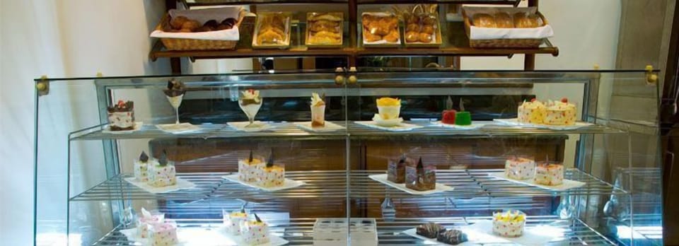 5 restaurants; breakfast, lunch, dinner, and brunch served