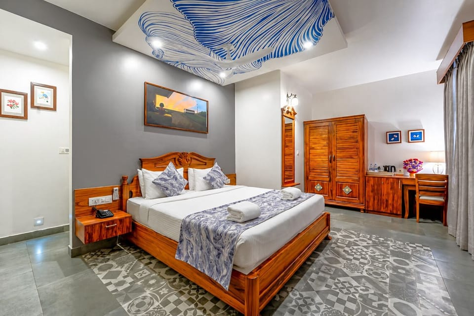 Deluxe Room, 1 Double Bed | Egyptian cotton sheets, premium bedding, minibar, in-room safe