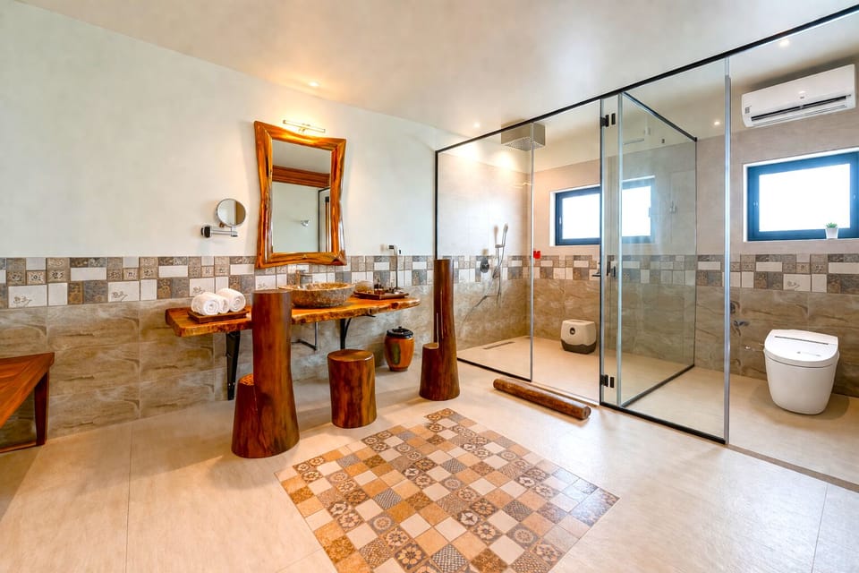 Arabian Sea view Suite on the Beach | Bathroom | Shower, rainfall showerhead, free toiletries, hair dryer