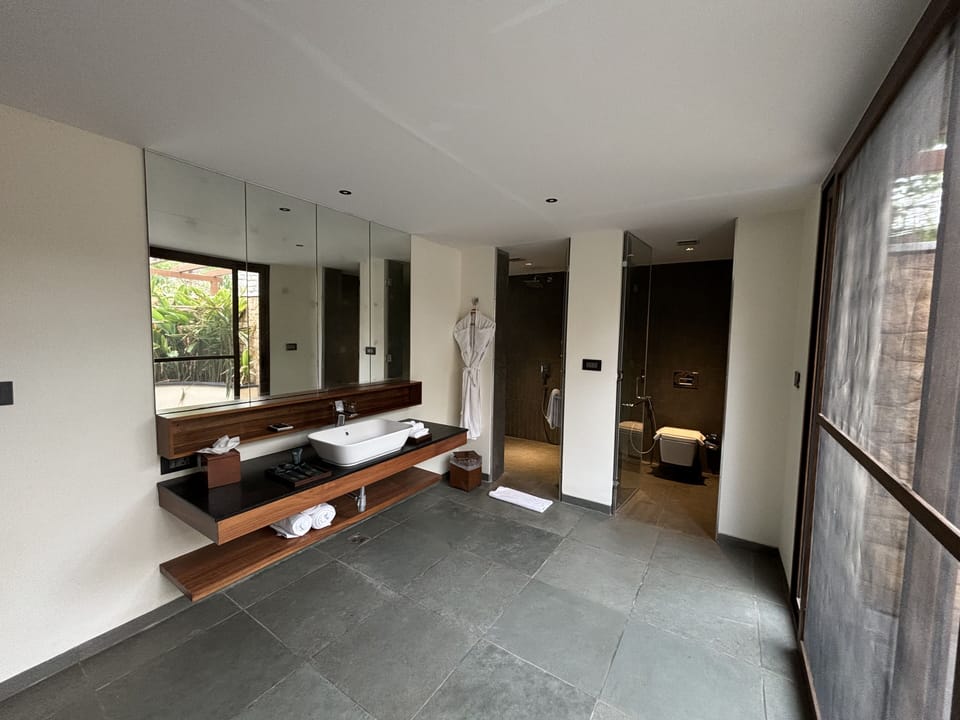 Club Villa | Bathroom | Free toiletries, bathrobes, slippers, towels