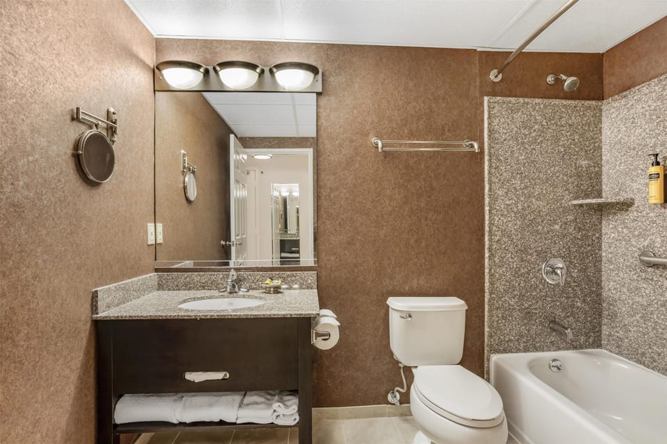 Suite, 1 Queen Bed, Non Smoking, Kitchenette | Bathroom | Combined shower/tub, free toiletries, hair dryer, towels