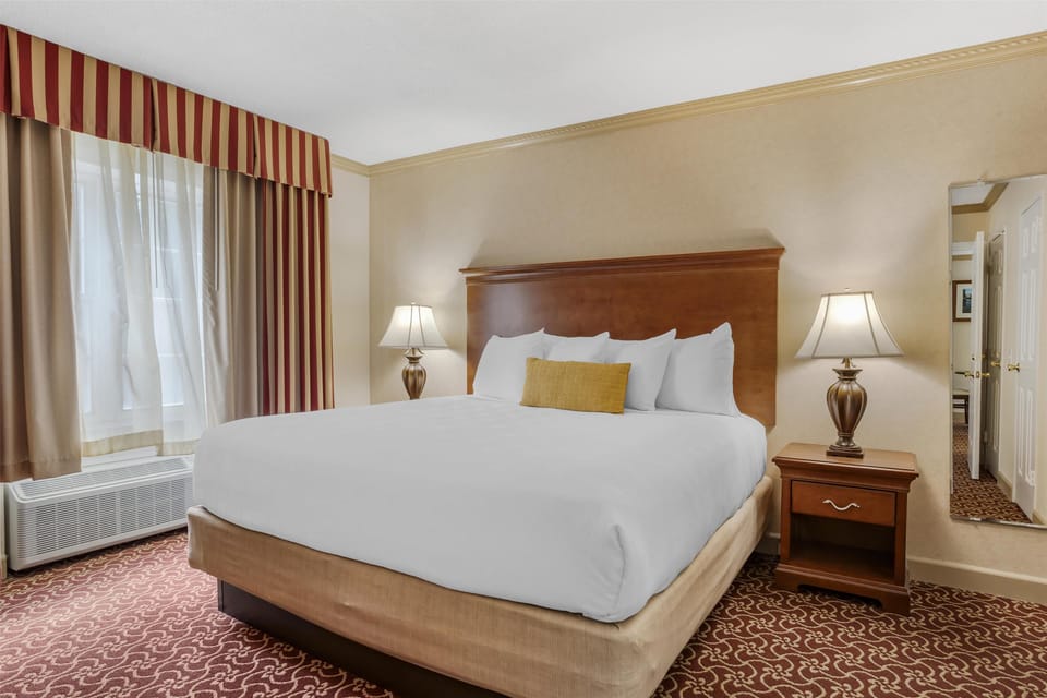 Executive Apartment, 1 King Bed, Non Smoking, Kitchen (Living Room, Full Kitchen) | Premium bedding, pillowtop beds, desk, laptop workspace