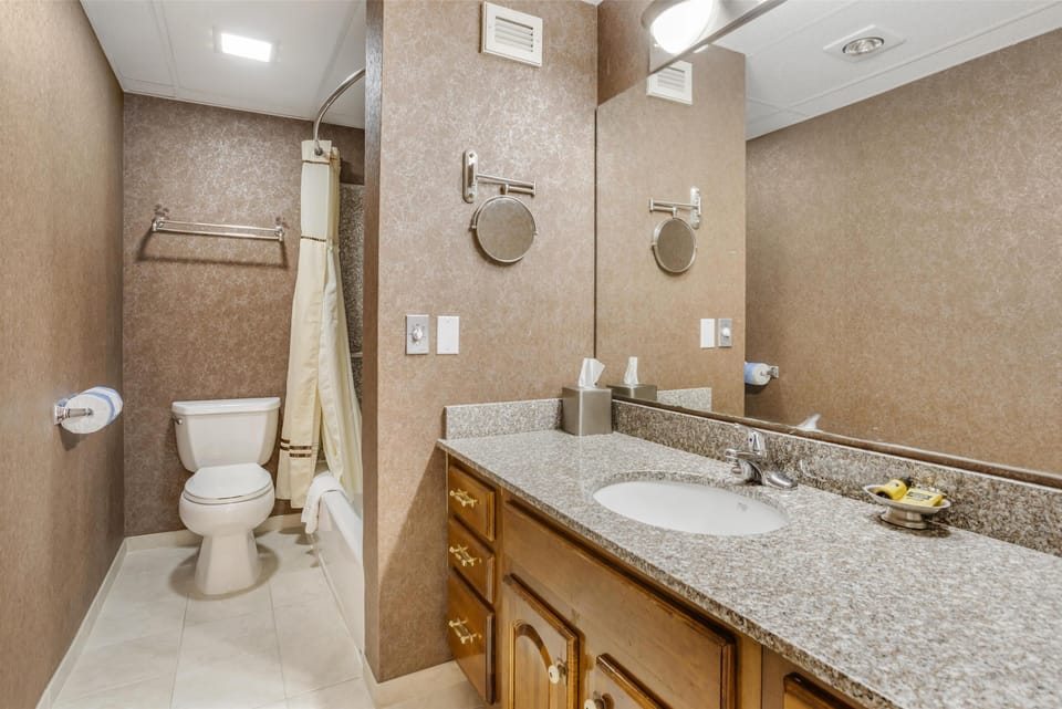 Executive Apartment, 1 King Bed, Non Smoking, Kitchen (Living Room, Full Kitchen) | Bathroom | Combined shower/tub, free toiletries, hair dryer, towels