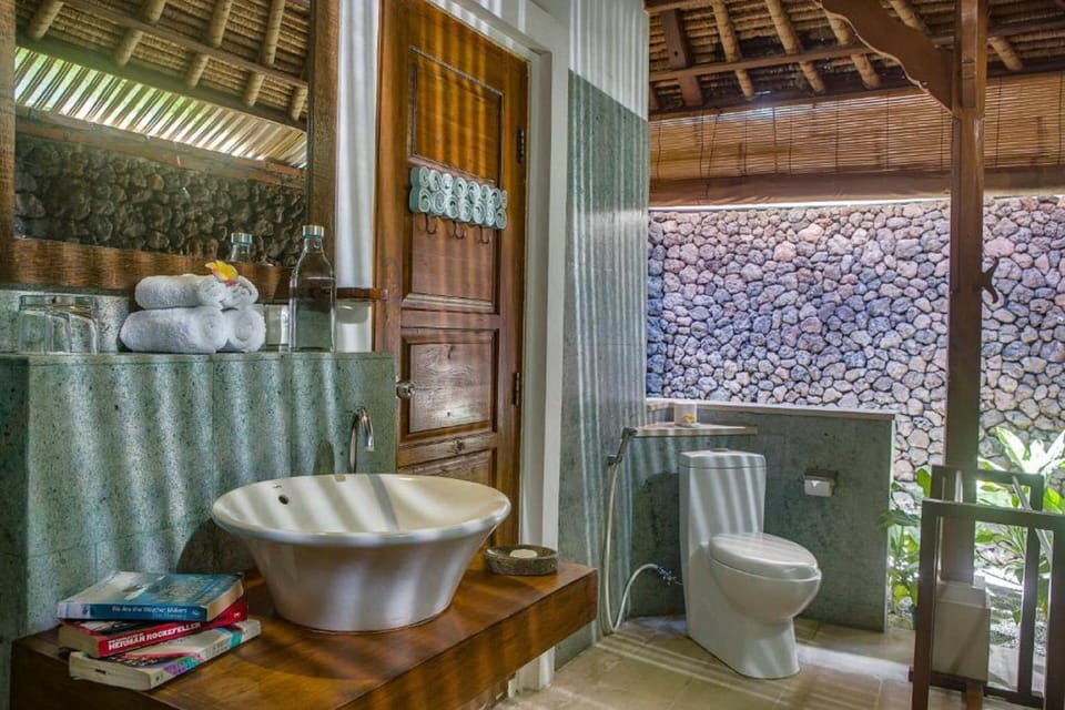 Combined shower/tub, deep soaking tub, hydromassage showerhead