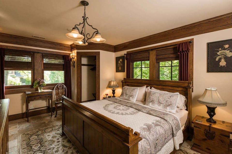  Cloister | Premium bedding, individually decorated, individually furnished