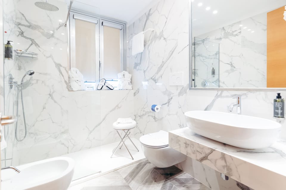 Junior Suite | Bathroom | Free toiletries, hair dryer, bidet, towels