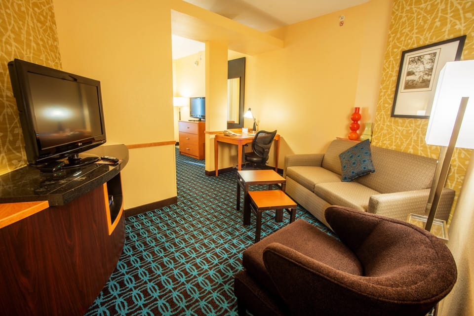 Executive Suite, 1 King Bed with Sofa bed | Living area | 32-inch LCD TV with satellite channels, TV