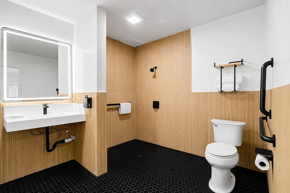 Exclusive Room, 1 King Bed | Bathroom | Combined shower/tub, hair dryer, towels