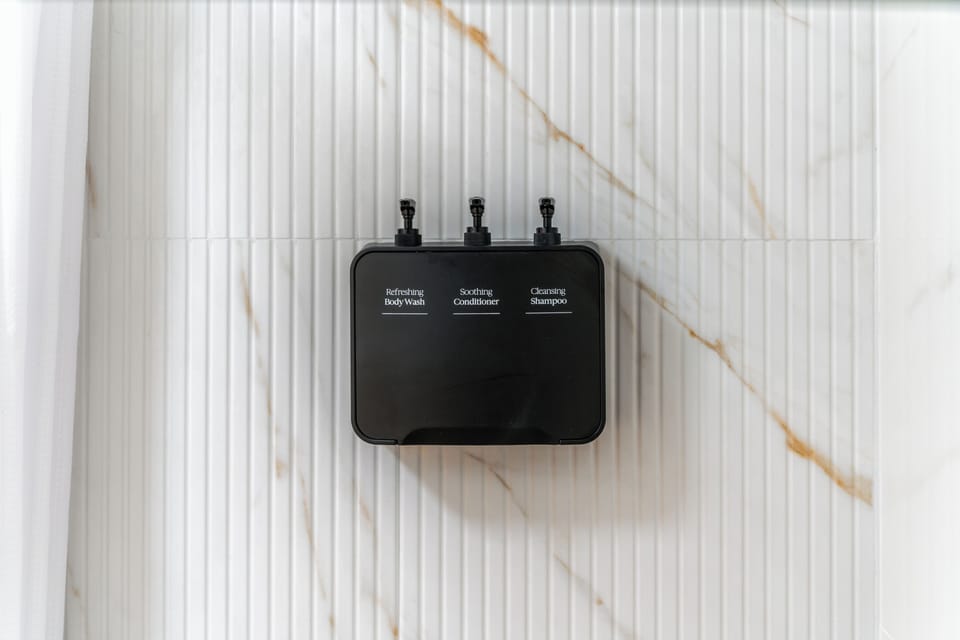 Combined shower/tub, hair dryer, towels