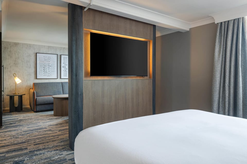 Premium Suite | In-room safe, desk, laptop workspace, blackout drapes
