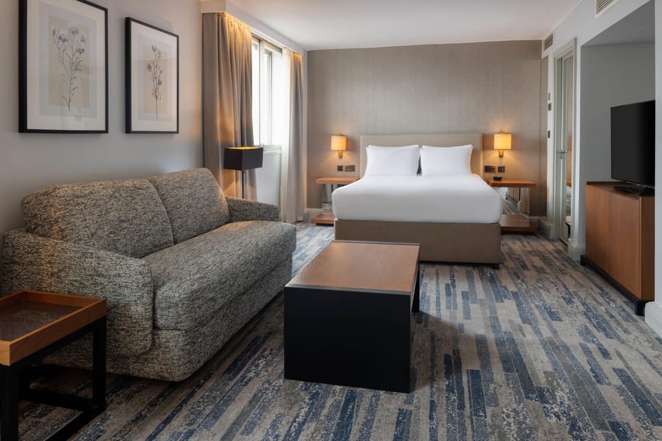 Junior Suite | Living area | 32-inch plasma TV with cable channels, TV
