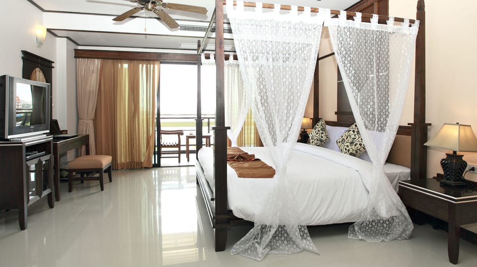 Deluxe Suite, 1 Bedroom | Minibar, in-room safe, desk, blackout drapes