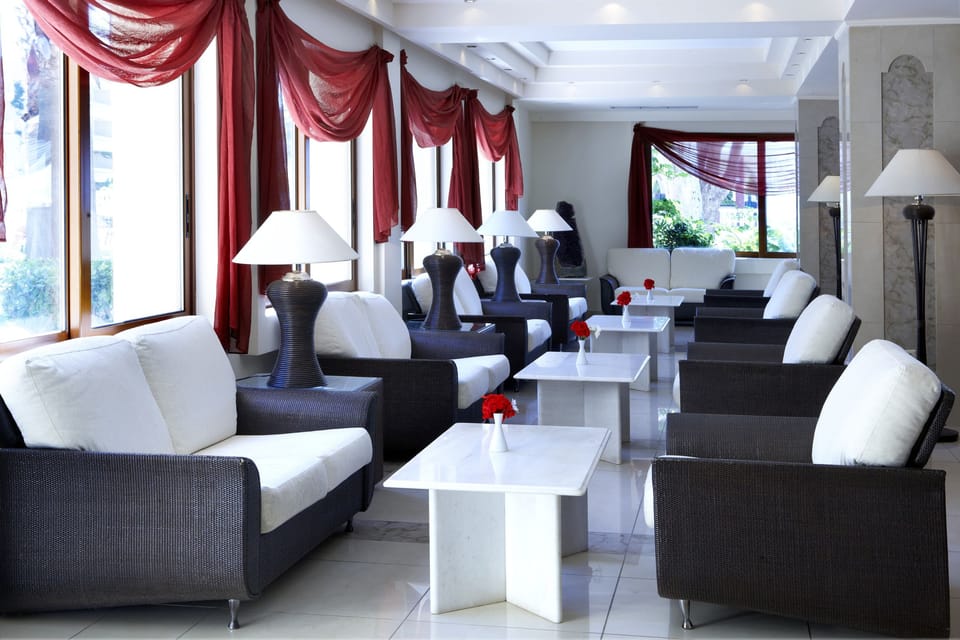 4 bars/lounges, 3 poolside bars