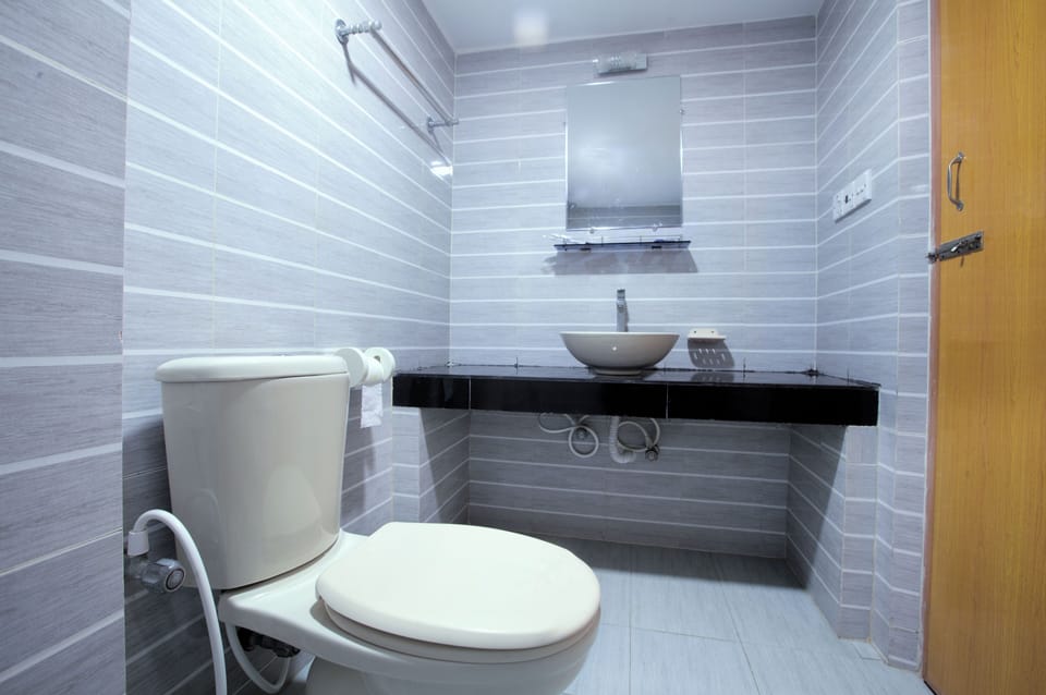Deluxe Double Room | Bathroom | Shower, free toiletries, towels