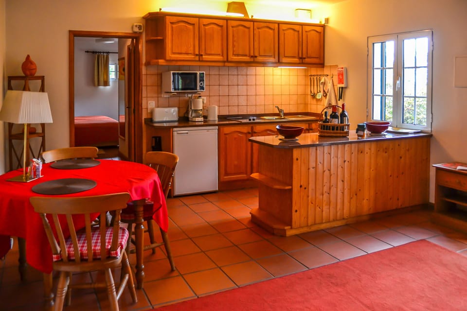 Traditional Cottage (2 people) | Private kitchenette | Fridge, microwave, stovetop, coffee/tea maker