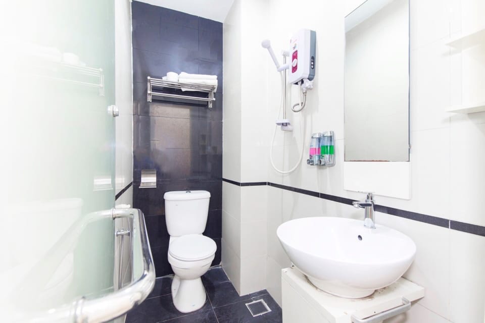 Deluxe Twin Room | Bathroom | Shower, towels