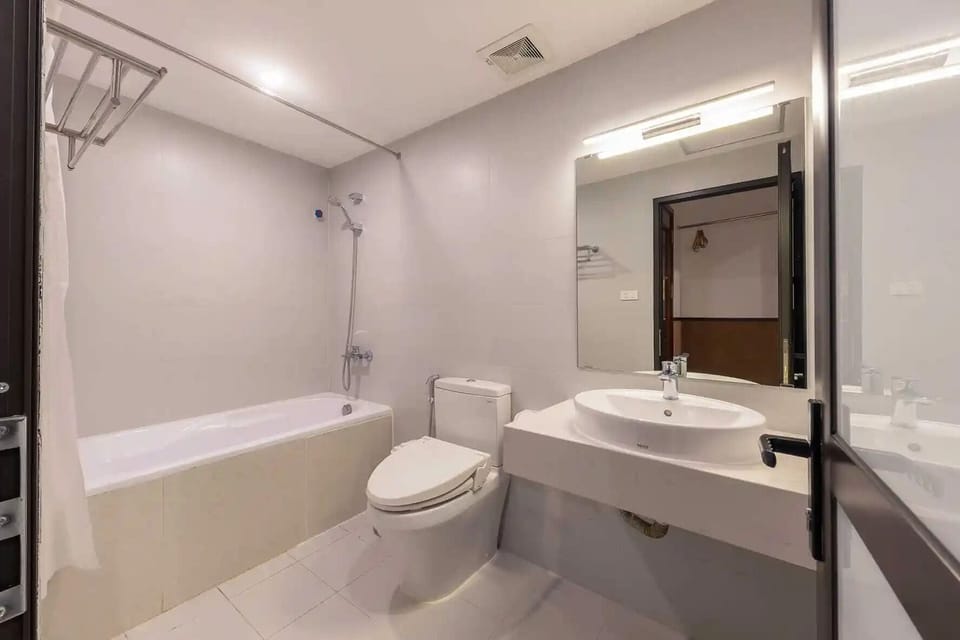 Standard Room | Bathroom | Combined shower/tub, deep soaking tub, free toiletries, bathrobes