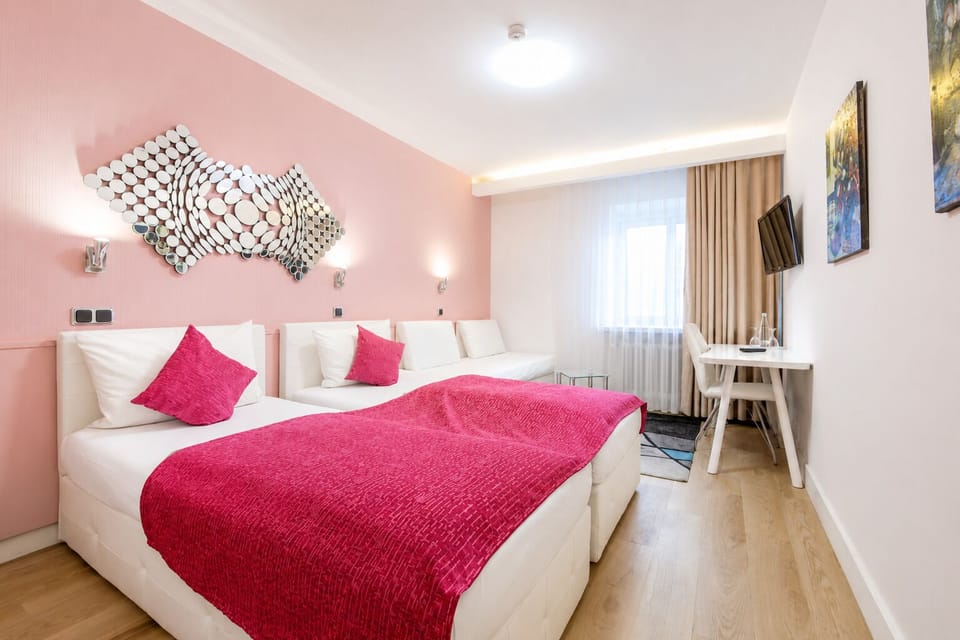 Comfort Triple Room | Desk, laptop workspace, soundproofing, WiFi (free)