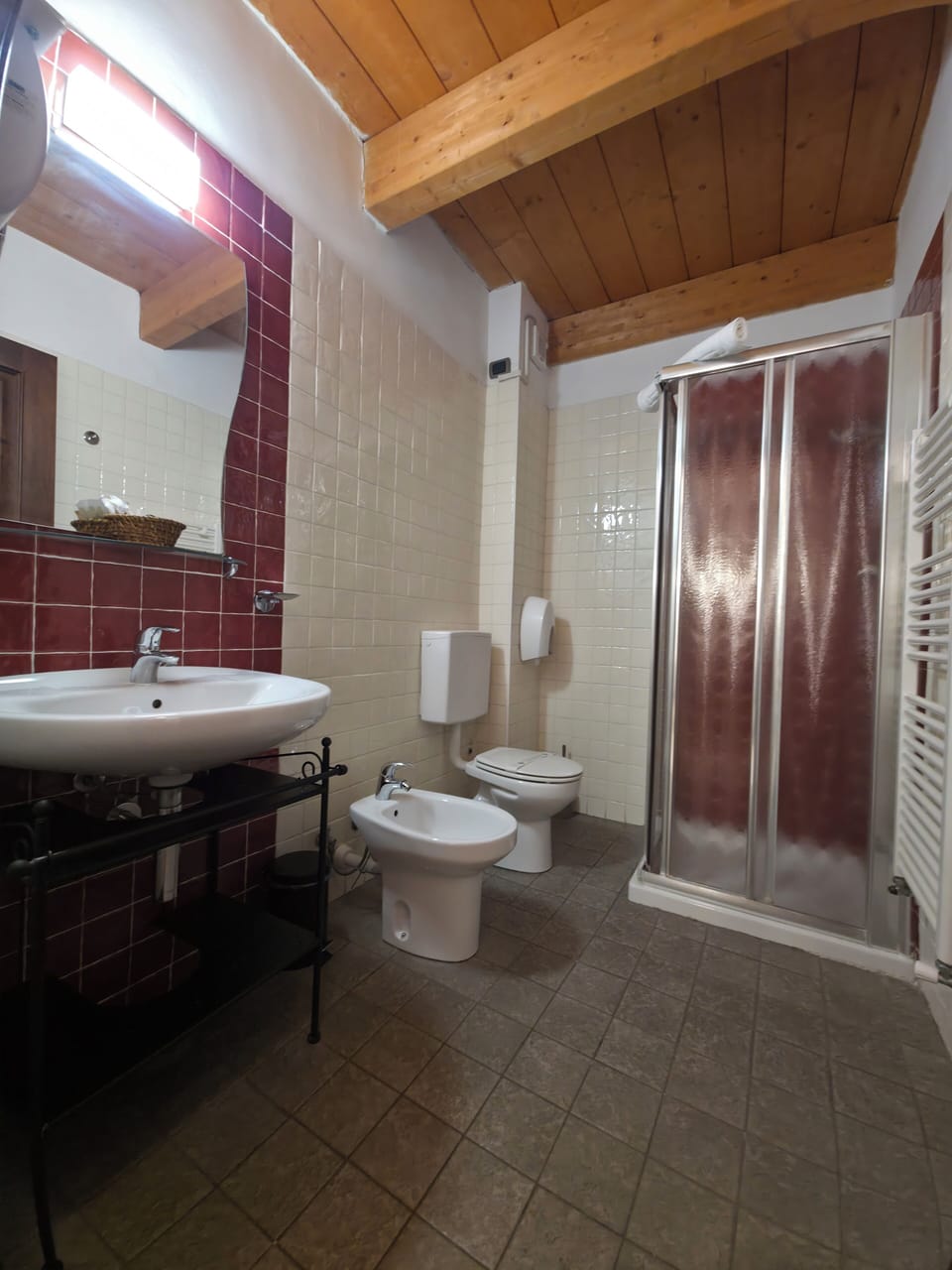 Deluxe Room, 1 Queen Bed | Bathroom | Shower, rainfall showerhead, free toiletries, hair dryer