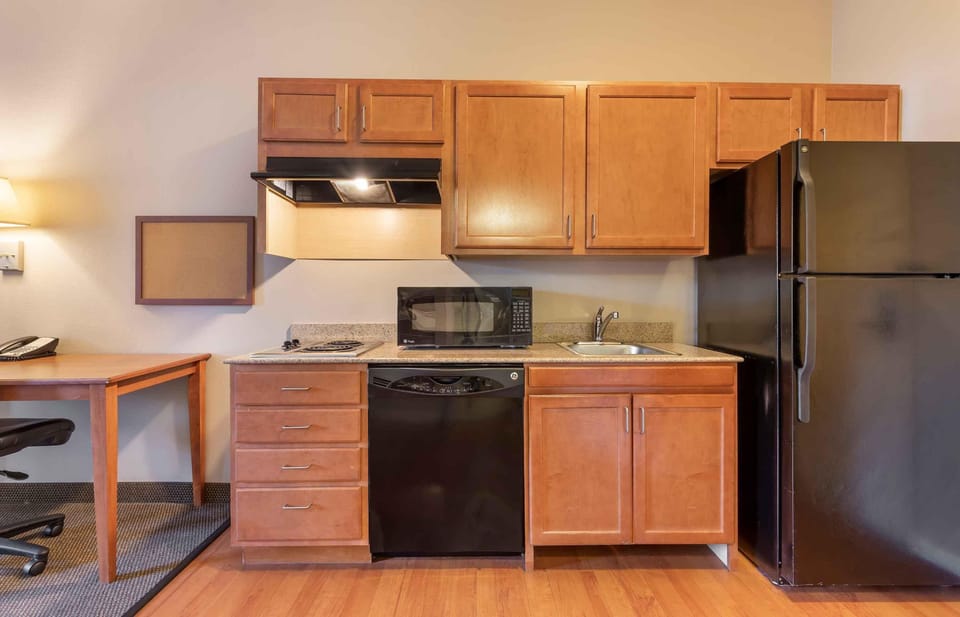 Full-size fridge, microwave, stovetop, dishwasher