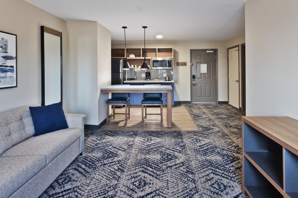 Suite, 1 Queen Bed | Desk, iron/ironing board, free cribs/infant beds, rollaway beds