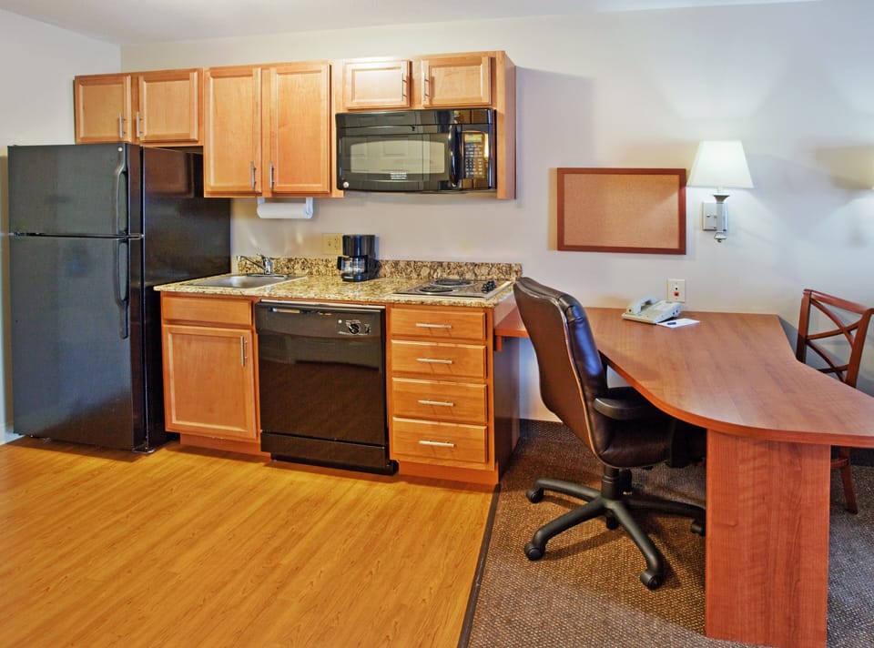 Full-size fridge, microwave, stovetop, dishwasher