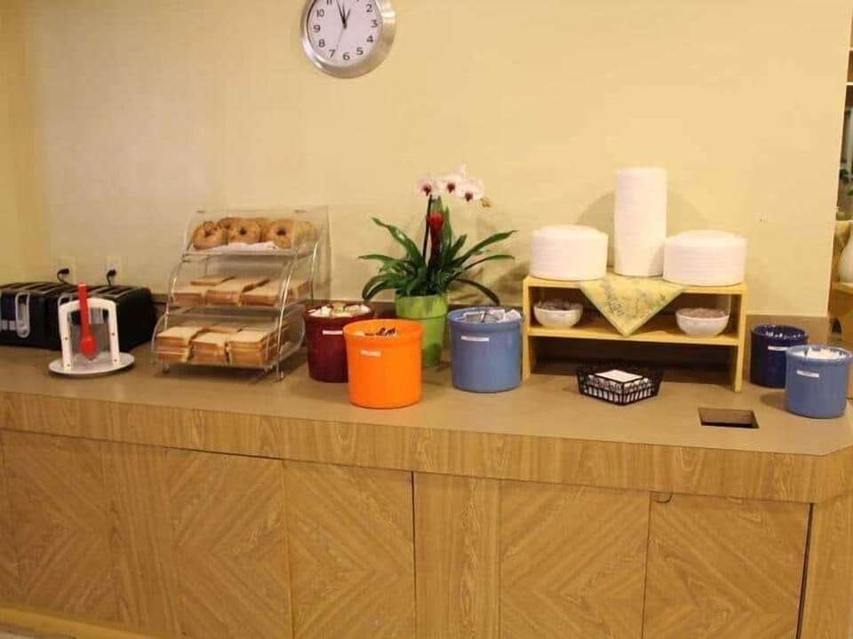 Free daily continental breakfast