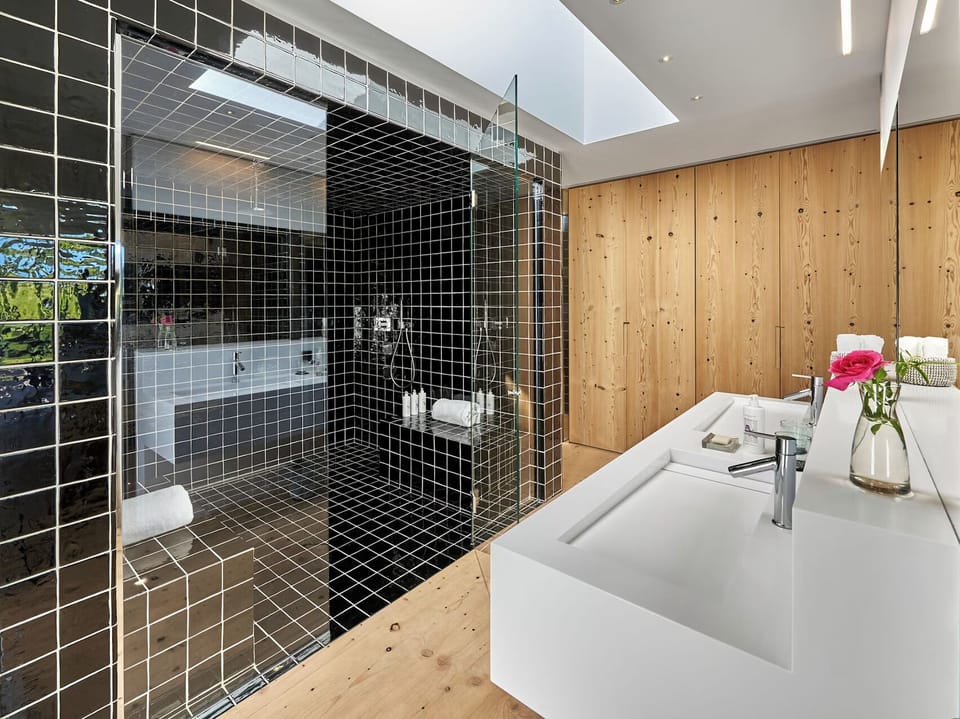 Suite Nature | Bathroom | Free toiletries, hair dryer, bathrobes, slippers