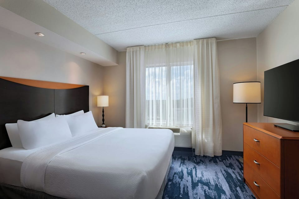 Room, 1 King Bed | Hypo-allergenic bedding, in-room safe, desk, iron/ironing board