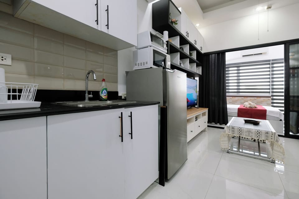 Panoramic Studio Suite, 1 Bedroom, Balcony, Bay View | Private kitchenette