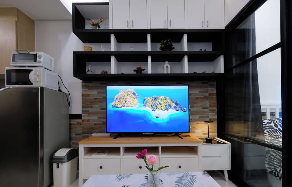 Panoramic Studio Suite, 1 Bedroom, Balcony, Bay View | Living room | 29-inch Smart TV with digital channels, Netflix