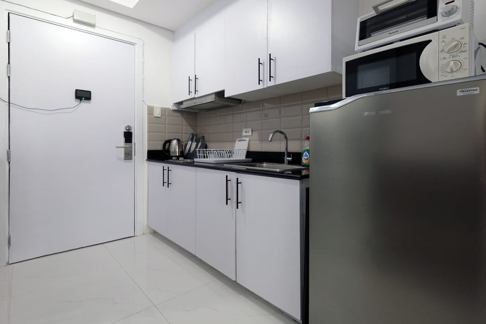 Panoramic Studio Suite, 1 Bedroom, Balcony, Bay View | Private kitchenette